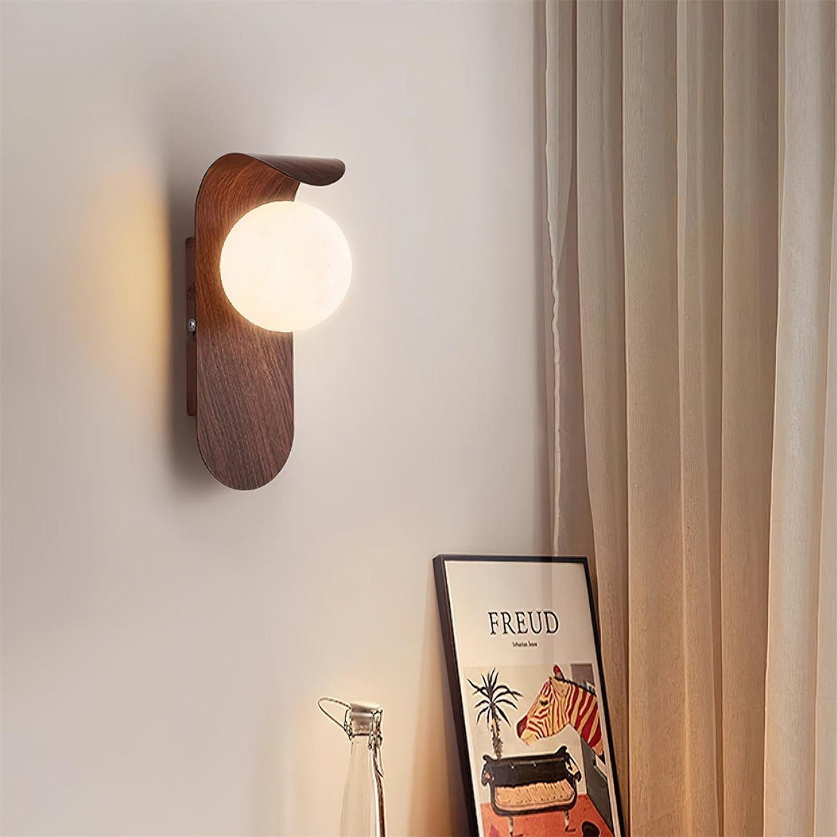 Exuro wandlamp — gebogen voet, houtkleur / walnootkleur