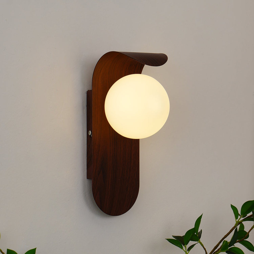Exuro wandlamp — gebogen voet, houtkleur / walnootkleur