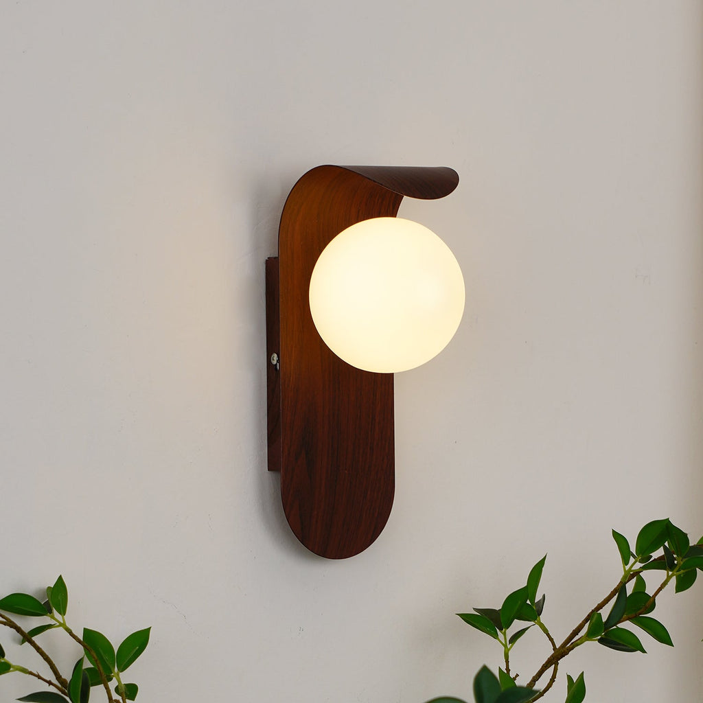Exuro wandlamp — gebogen voet, houtkleur / walnootkleur