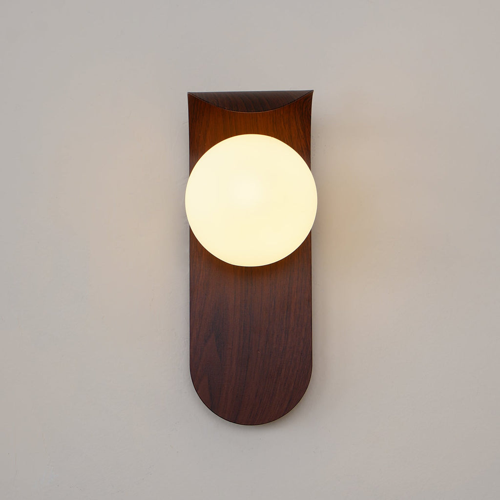 Exuro wandlamp — gebogen voet, houtkleur / walnootkleur