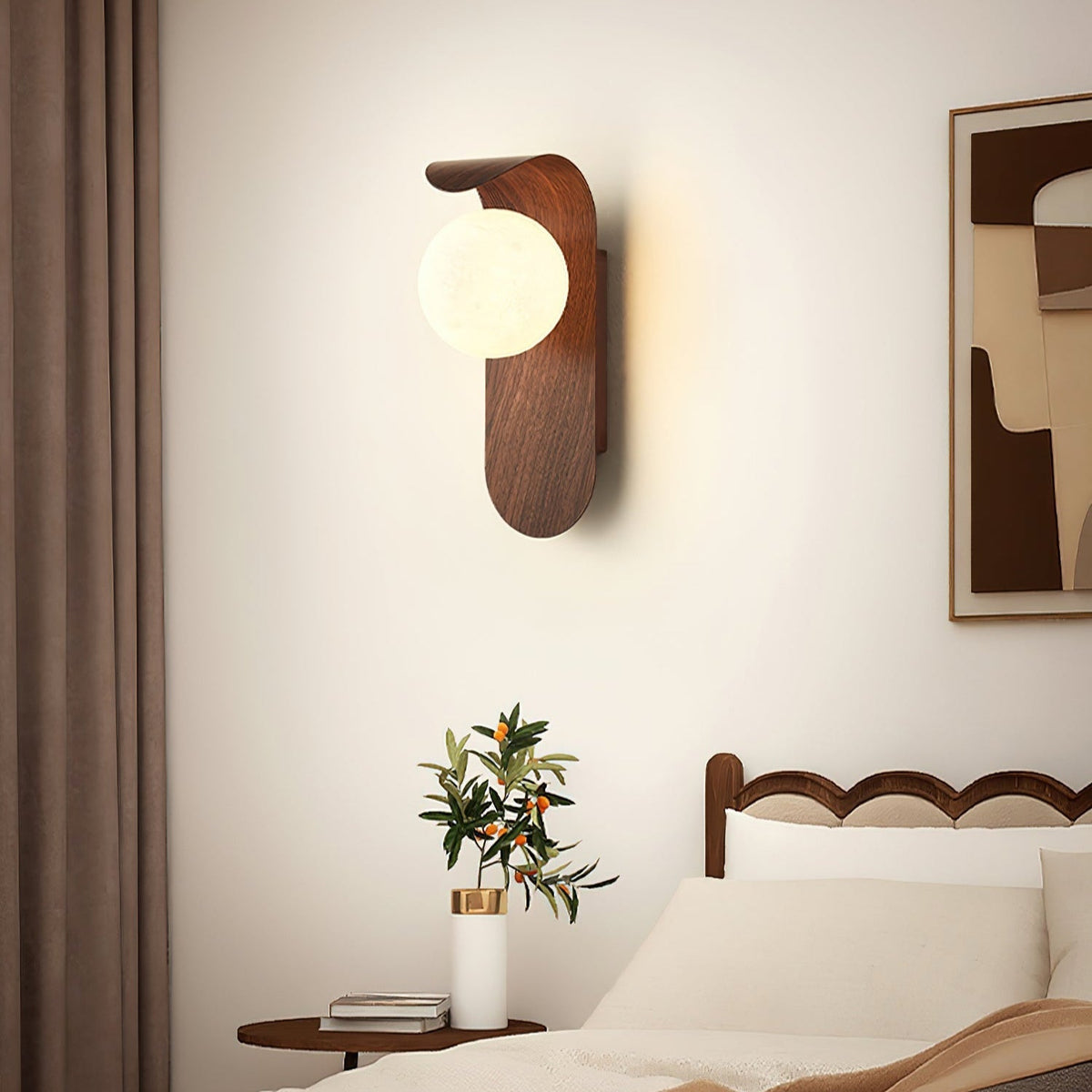 Exuro wandlamp — gebogen voet, houtkleur / walnootkleur