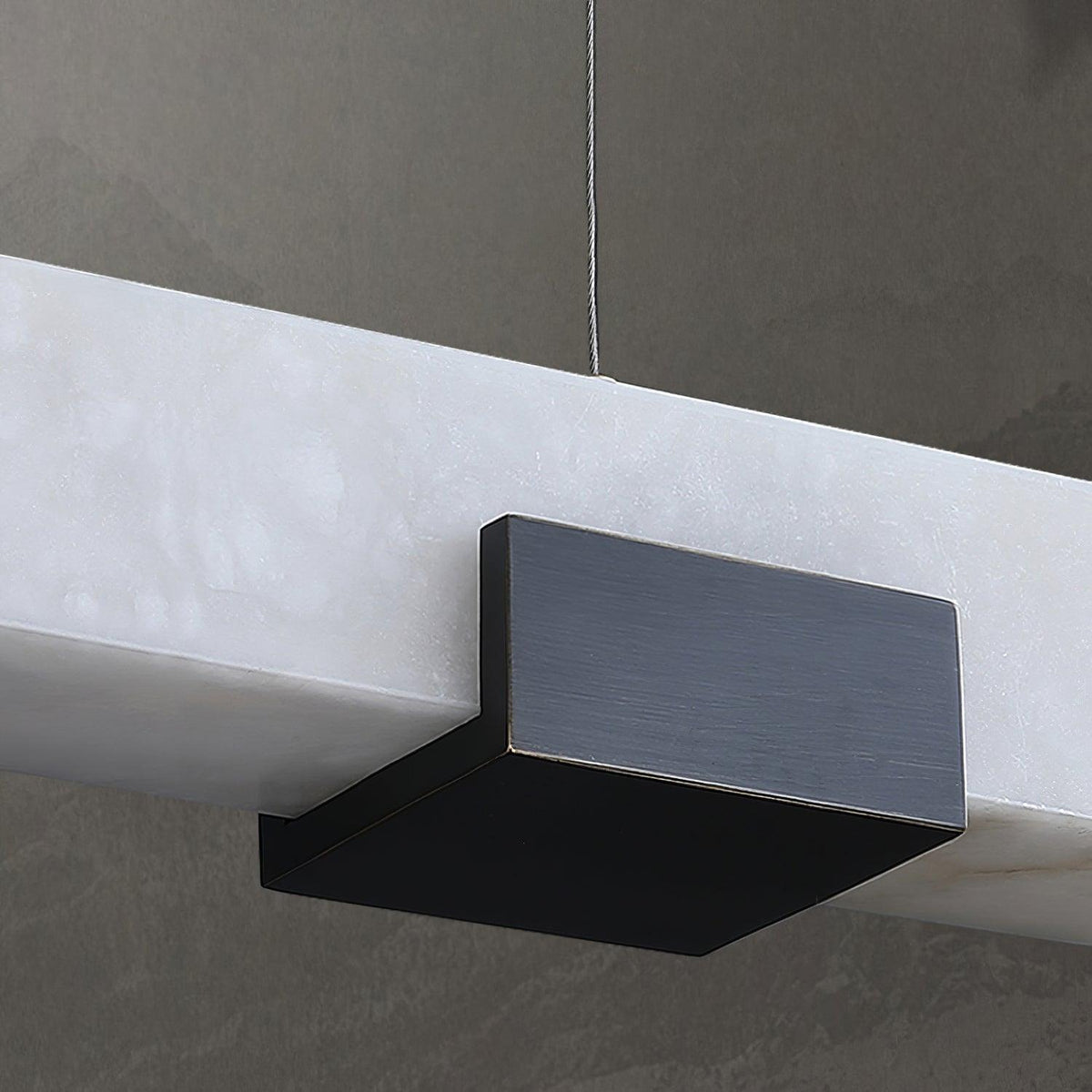 Suspension linéaire minimaliste en albâtre Kaelen — LED intégrée, finition en laiton poli, 100cm, 120cm