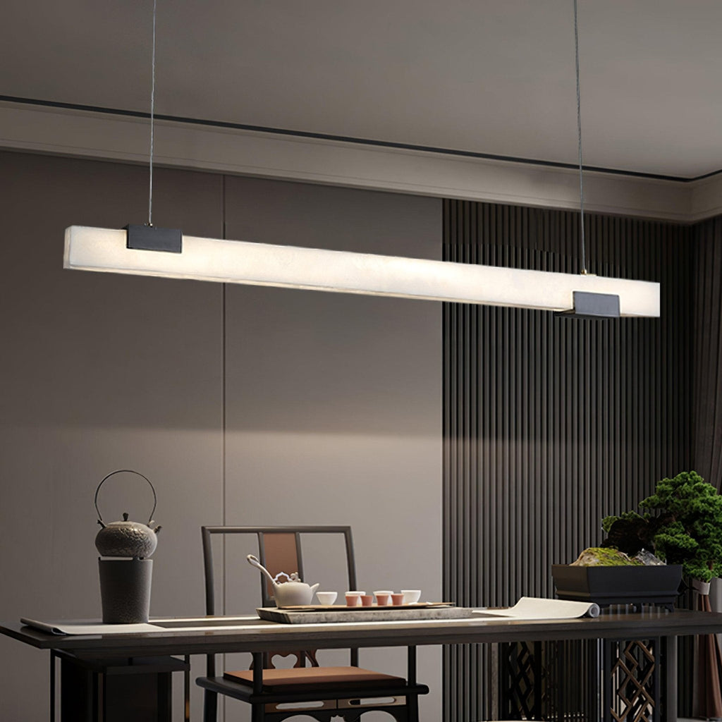 Suspension linéaire minimaliste en albâtre Kaelen — LED intégrée, finition en laiton poli, 100cm, 120cm