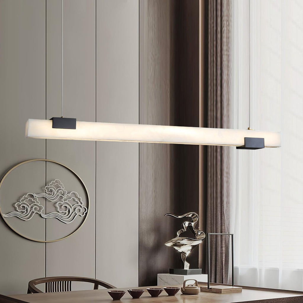 Suspension linéaire minimaliste en albâtre Kaelen — LED intégrée, finition en laiton poli, 100cm, 120cm