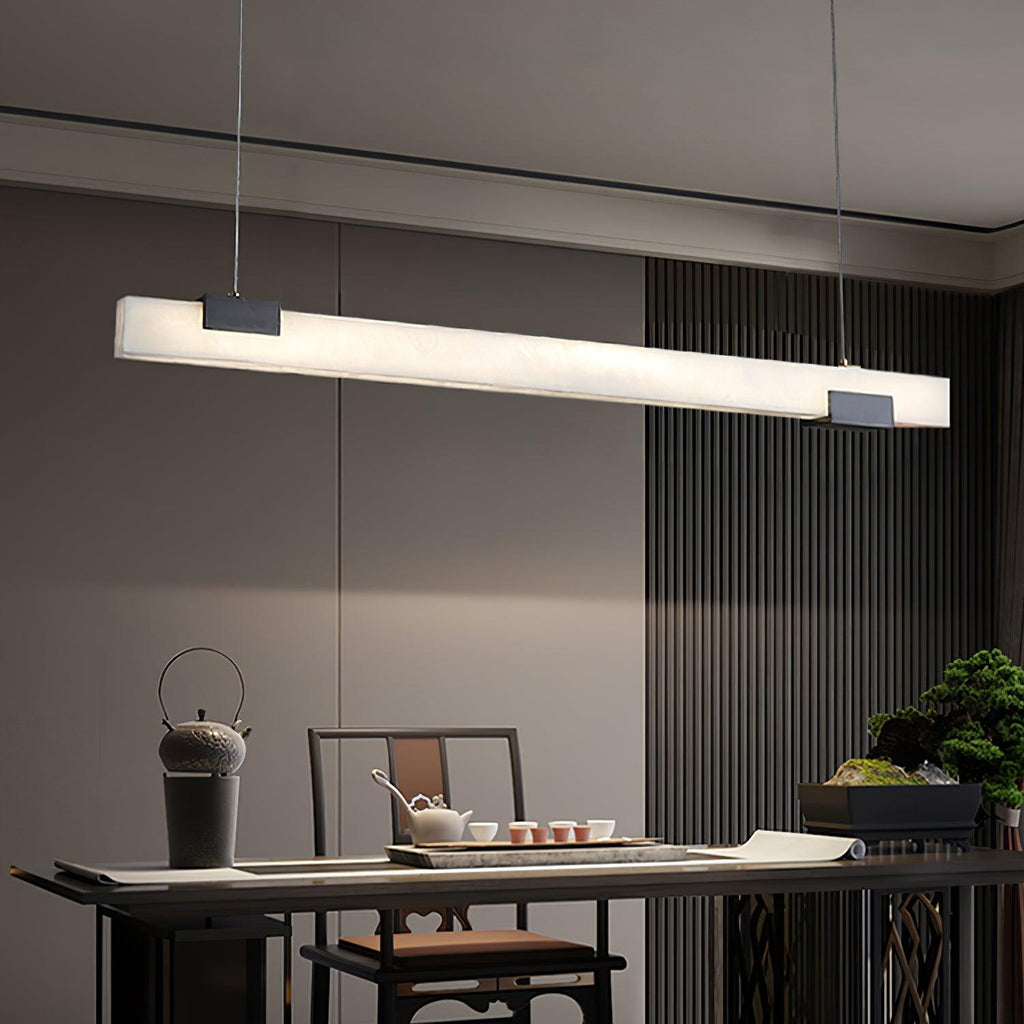 Suspension linéaire minimaliste en albâtre Kaelen — LED intégrée, finition en laiton poli, 100cm, 120cm