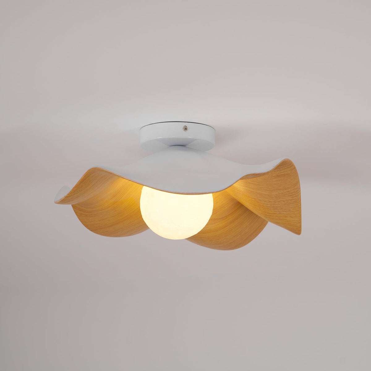 Lampada da soffitto Lanoe — finitura effetto venatura del legno, bianca e nera