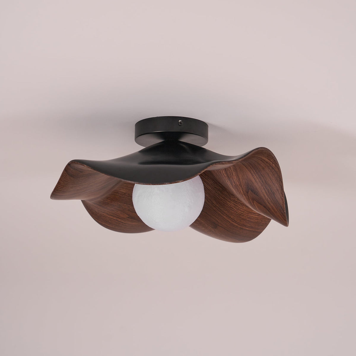 Lampada da soffitto Lanoe — finitura effetto venatura del legno, bianca e nera