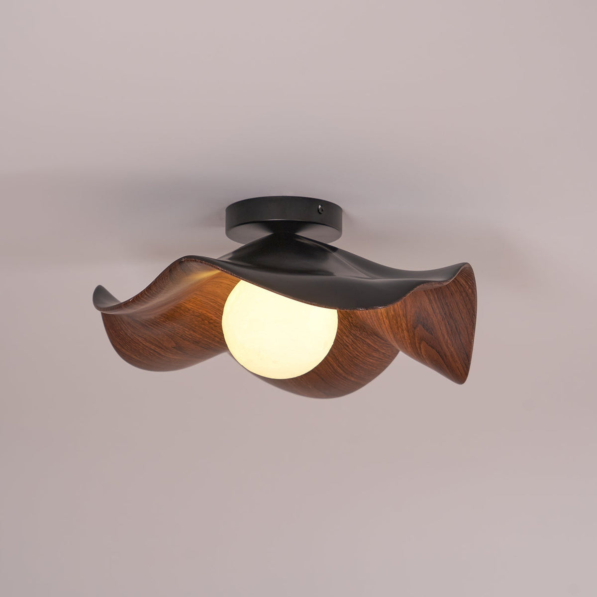 Lampada da soffitto Lanoe — finitura effetto venatura del legno, bianca e nera