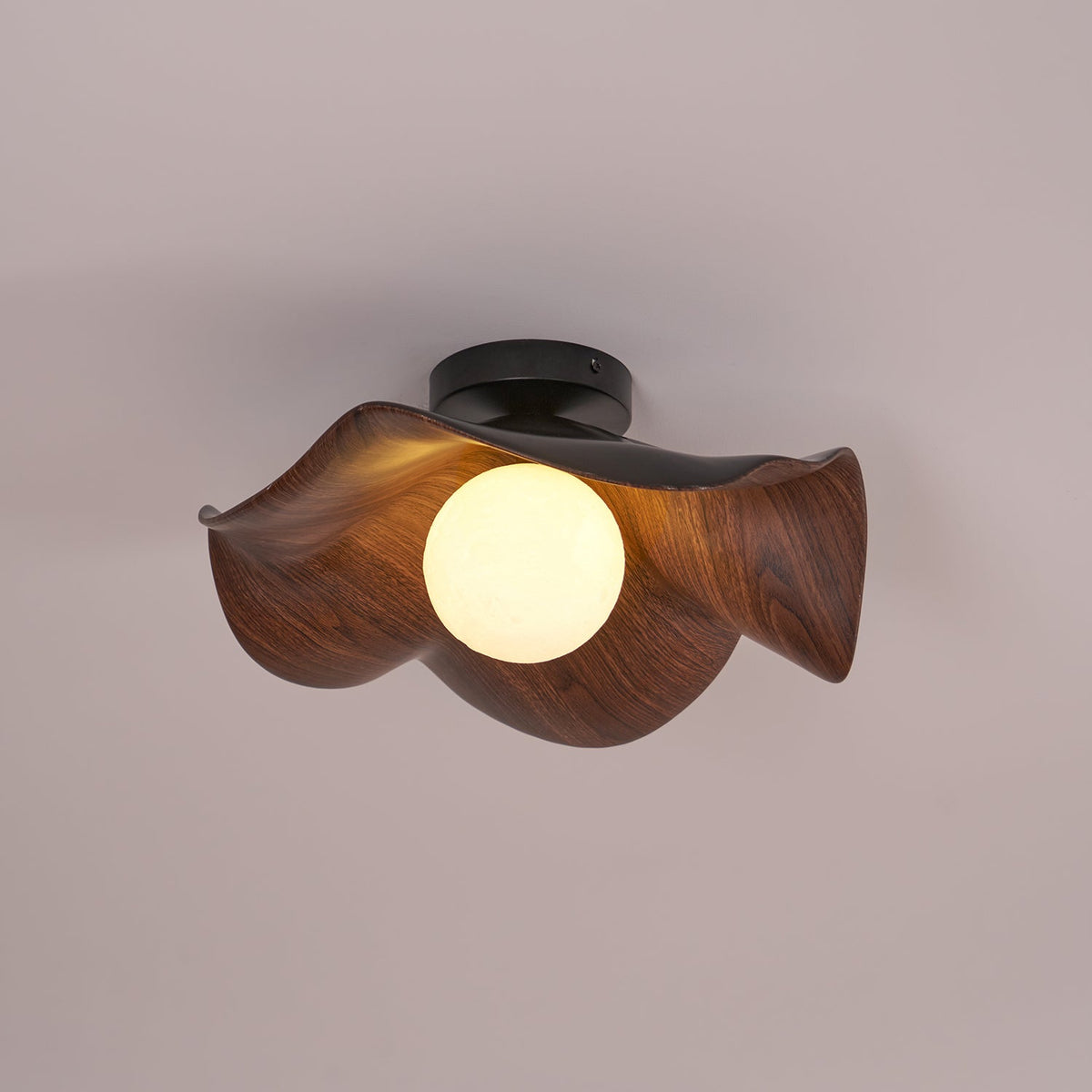 Lampada da soffitto Lanoe — finitura effetto venatura del legno, bianca e nera
