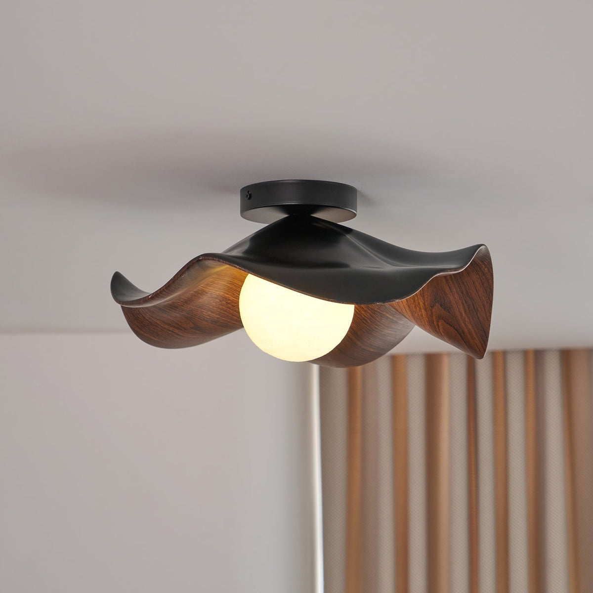 Lampada da soffitto Lanoe — finitura effetto venatura del legno, bianca e nera