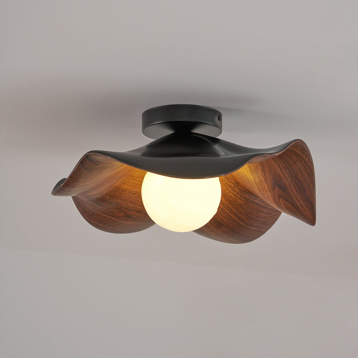 Lampada da soffitto Lanoe — finitura effetto venatura del legno, bianca e nera
