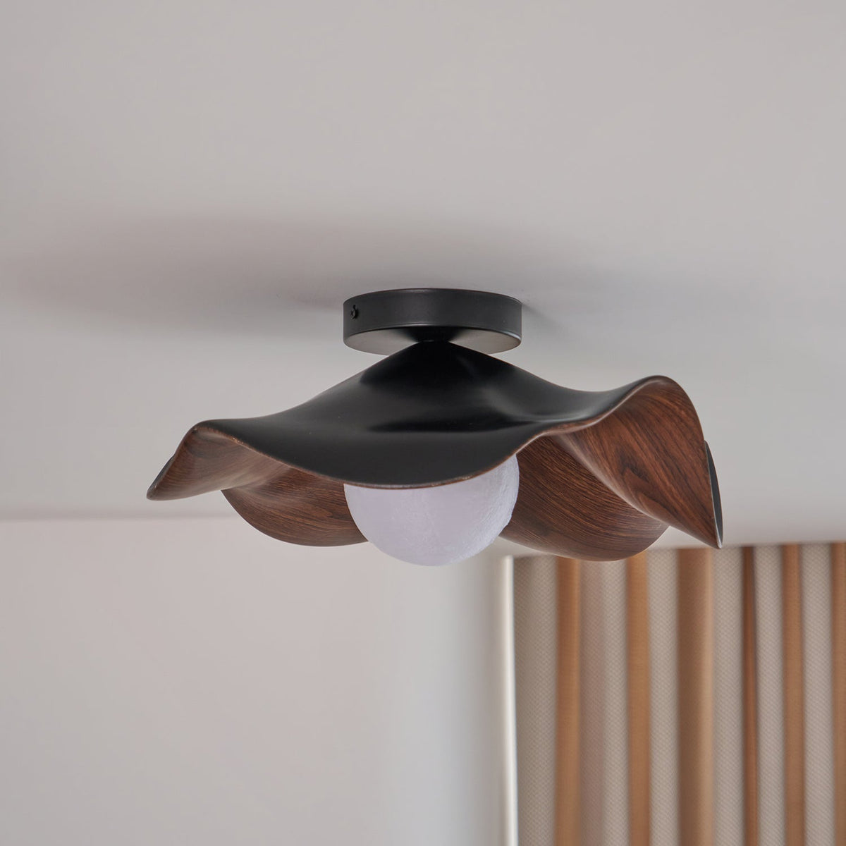Lampada da soffitto Lanoe — finitura effetto venatura del legno, bianca e nera