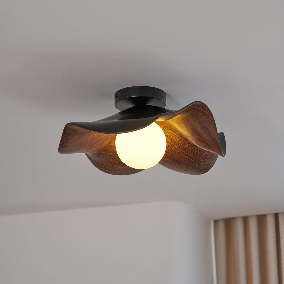 Lampada da soffitto Lanoe — finitura effetto venatura del legno, bianca e nera