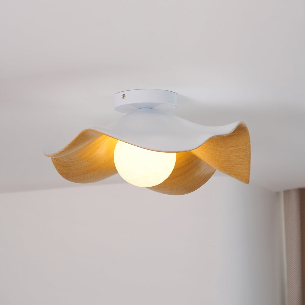 Lampada da soffitto Lanoe — finitura effetto venatura del legno, bianca e nera