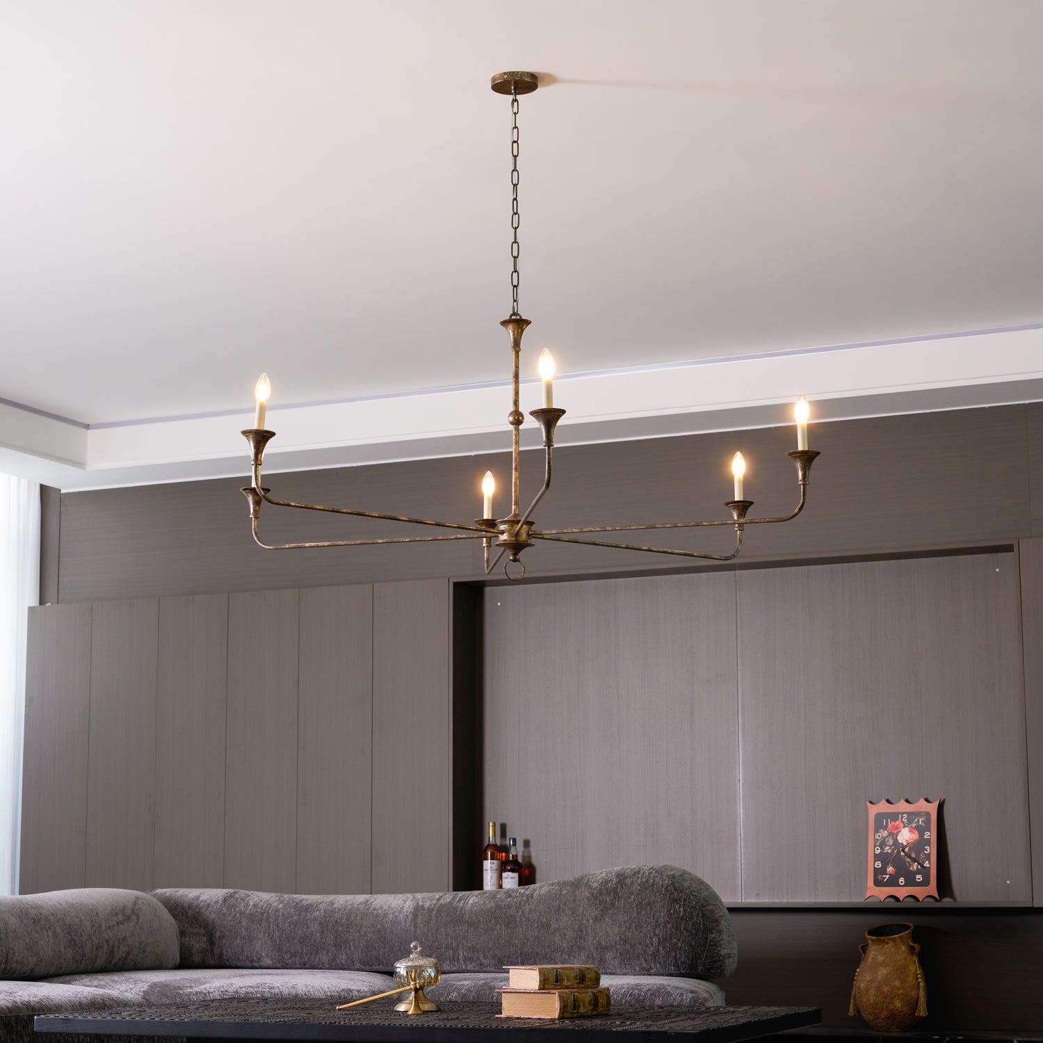Elara-ljuskrona för stearinljus — smal profil, höga ljusarmar, design utan lampskärmar