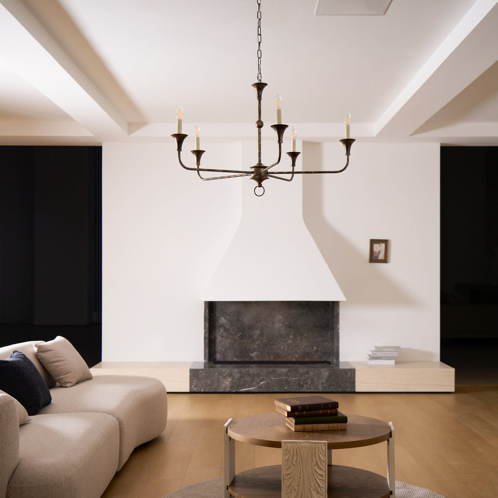 Elara-ljuskrona för stearinljus — smal profil, höga ljusarmar, design utan lampskärmar