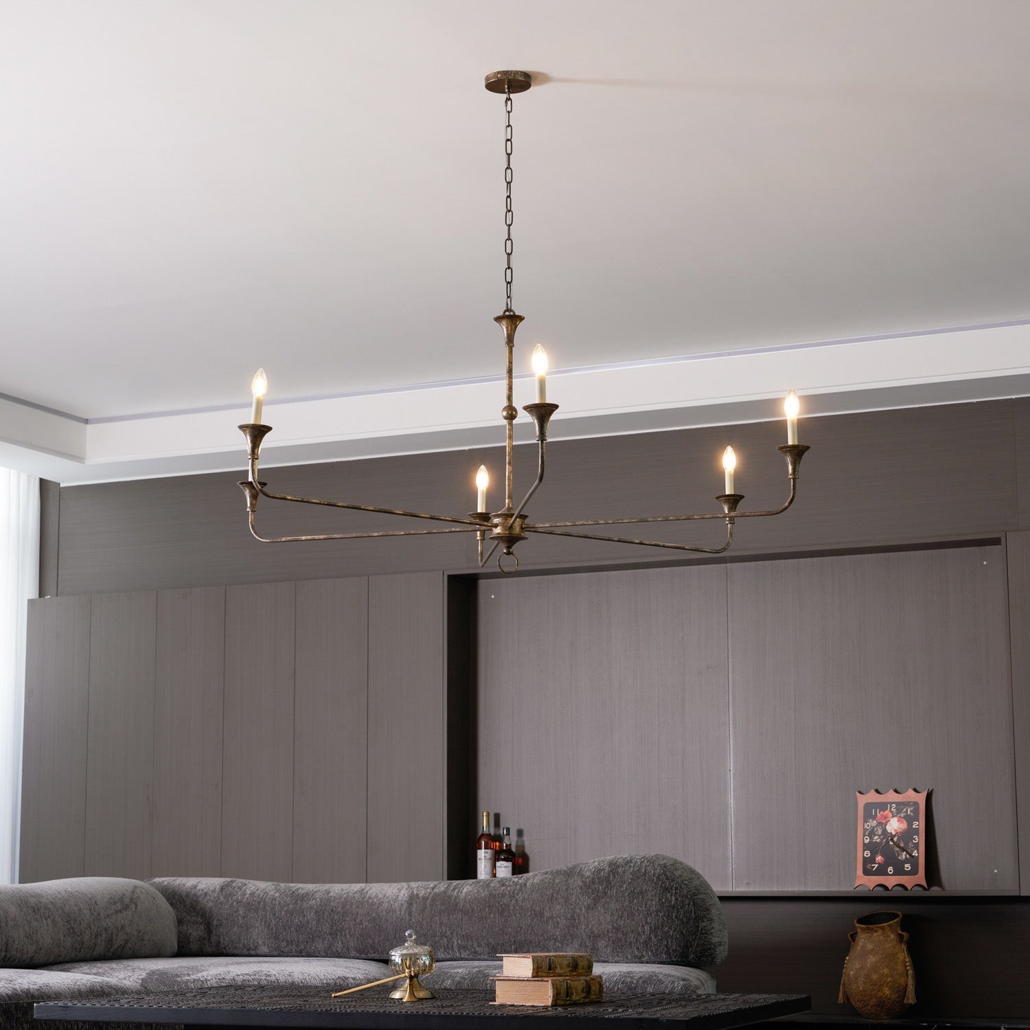 Elara-ljuskrona för stearinljus — smal profil, höga ljusarmar, design utan lampskärmar