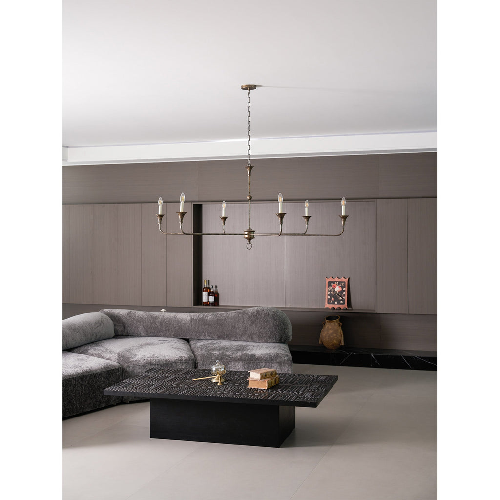 Elara-ljuskrona för stearinljus — smal profil, höga ljusarmar, design utan lampskärmar