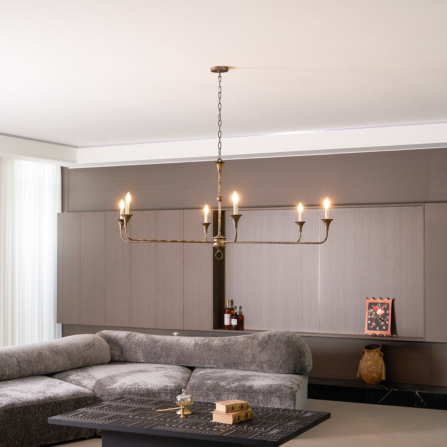 Elara-ljuskrona för stearinljus — smal profil, höga ljusarmar, design utan lampskärmar