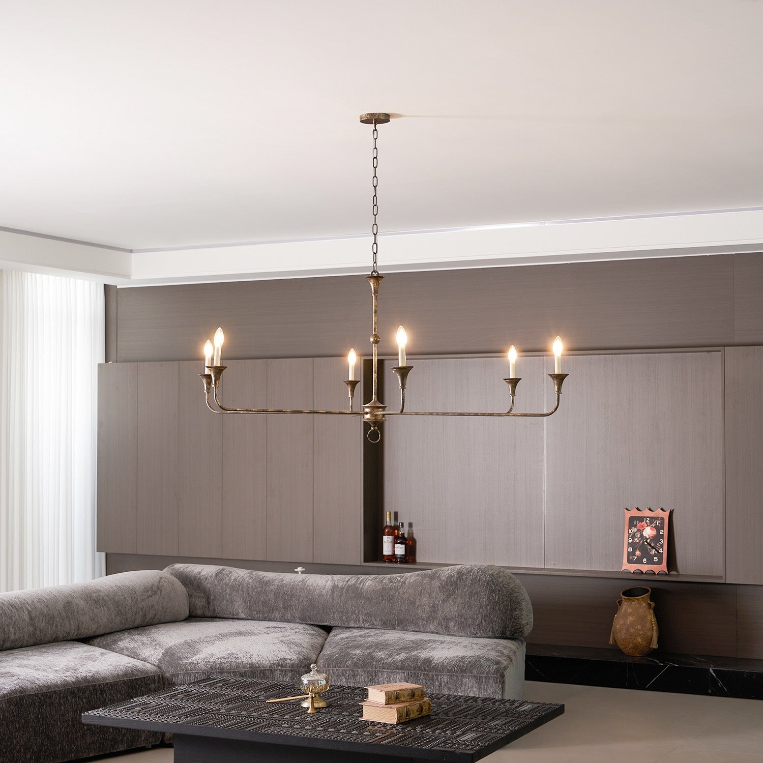 Elara-ljuskrona för stearinljus — smal profil, höga ljusarmar, design utan lampskärmar