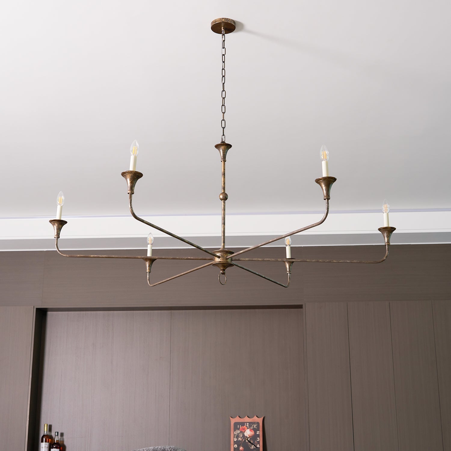 Elara-ljuskrona för stearinljus — smal profil, höga ljusarmar, design utan lampskärmar