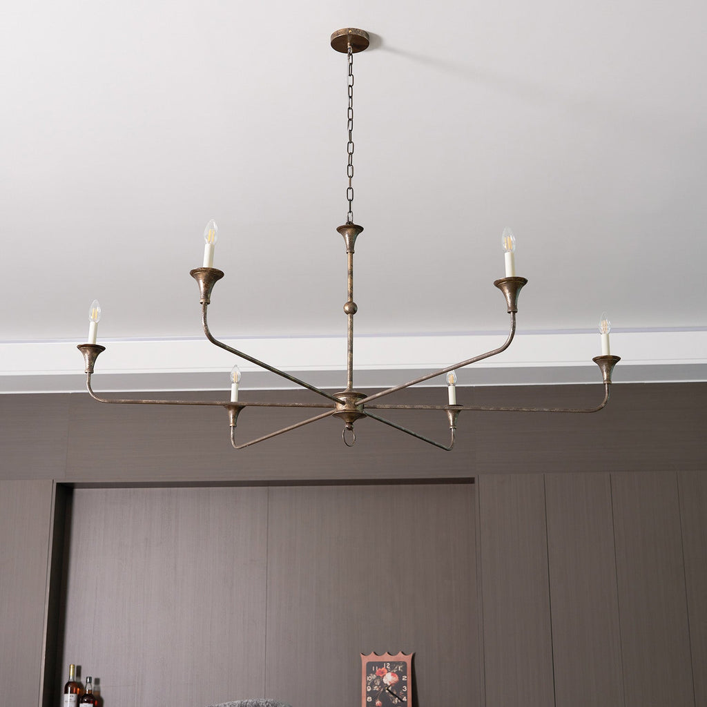 Elara-ljuskrona för stearinljus — smal profil, höga ljusarmar, design utan lampskärmar