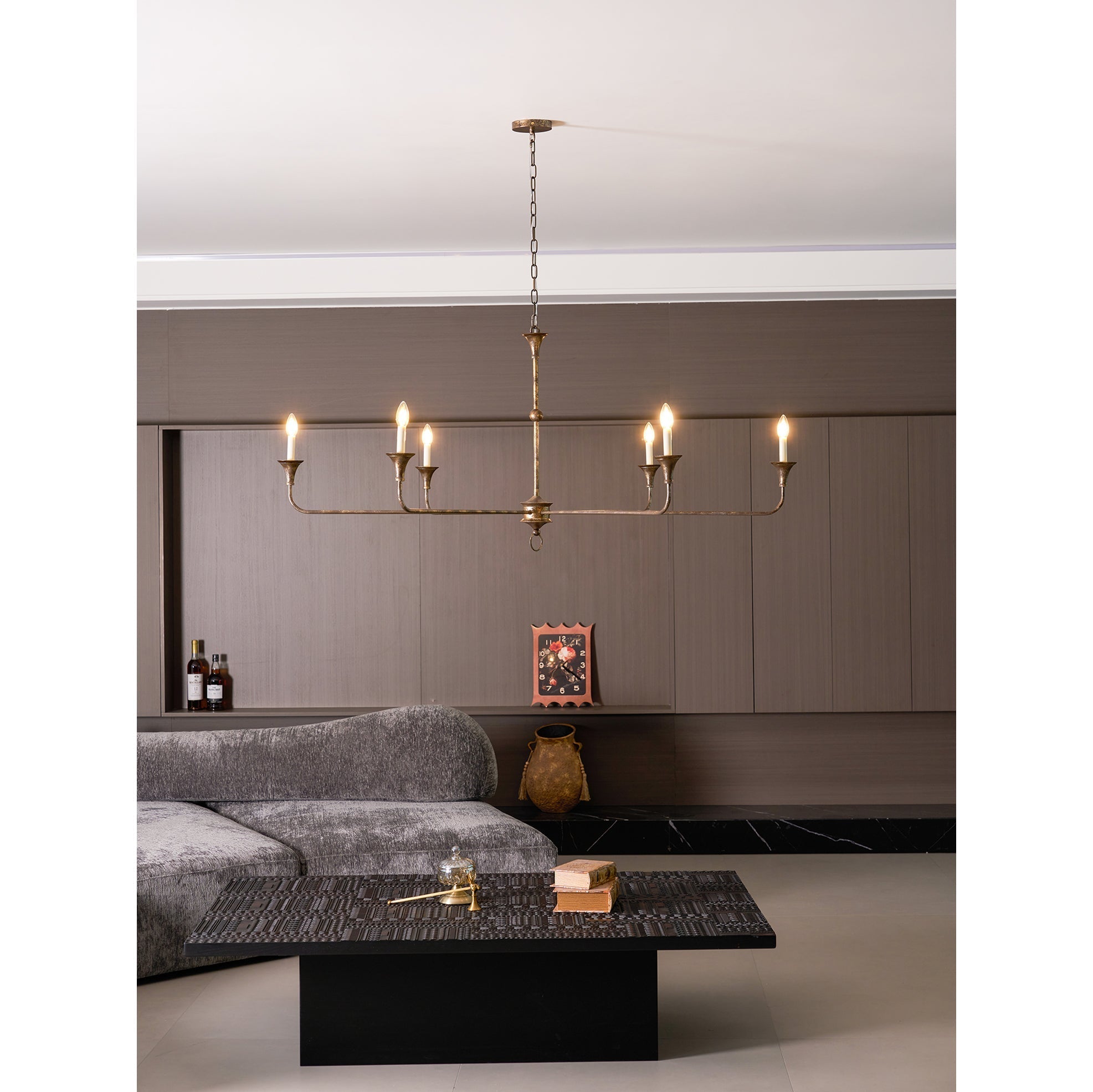 Elara-ljuskrona för stearinljus — smal profil, höga ljusarmar, design utan lampskärmar