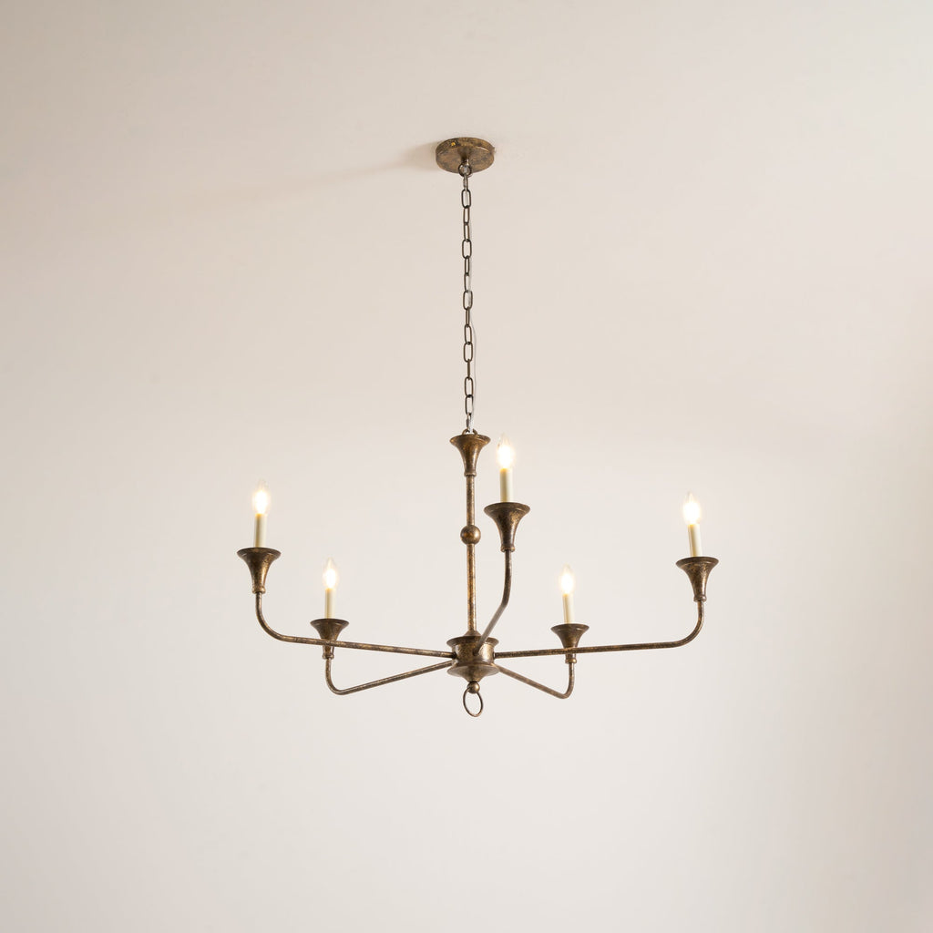 Elara-ljuskrona för stearinljus — smal profil, höga ljusarmar, design utan lampskärmar