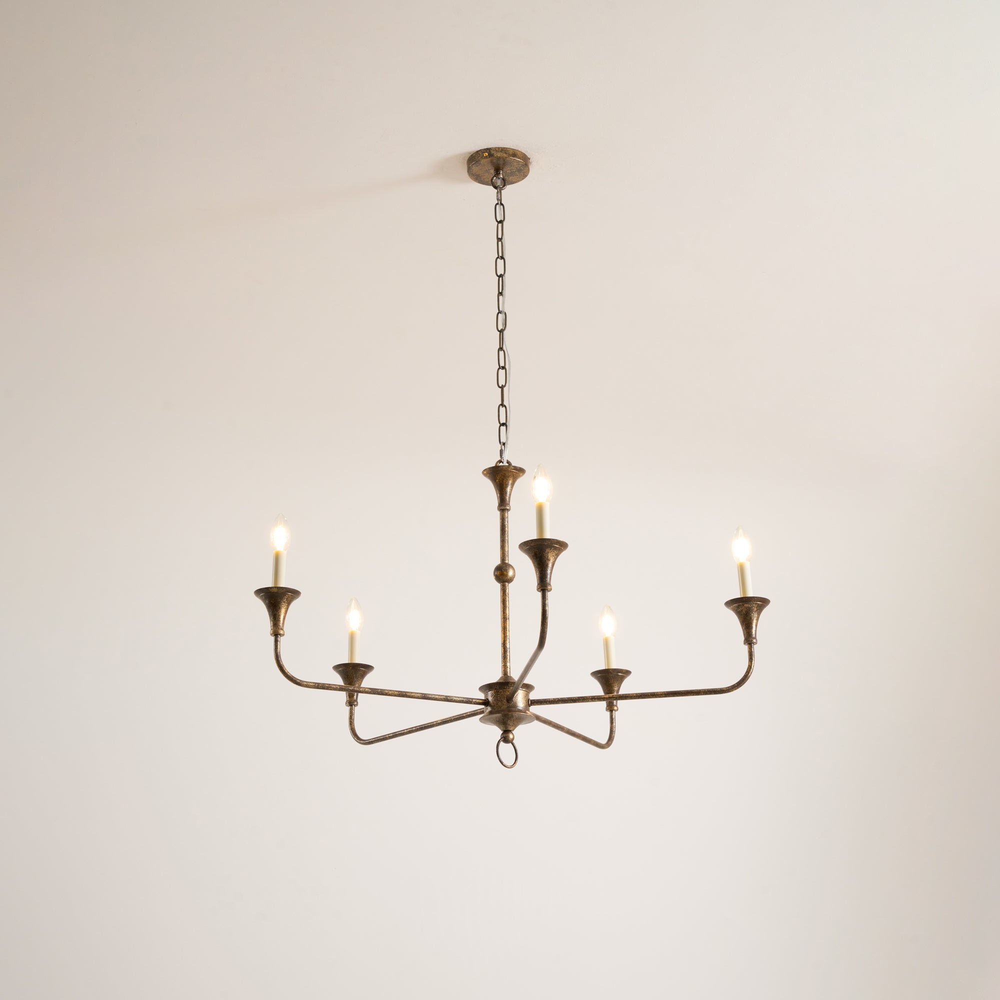 Elara-ljuskrona för stearinljus — smal profil, höga ljusarmar, design utan lampskärmar