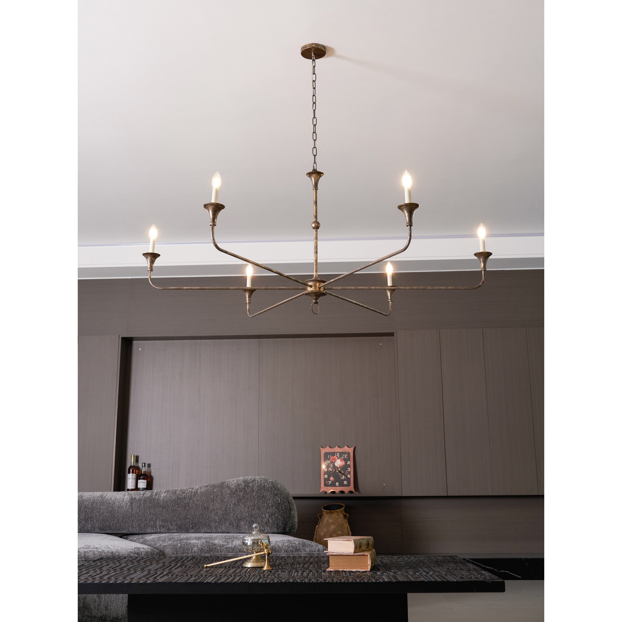 Elara-ljuskrona för stearinljus — smal profil, höga ljusarmar, design utan lampskärmar