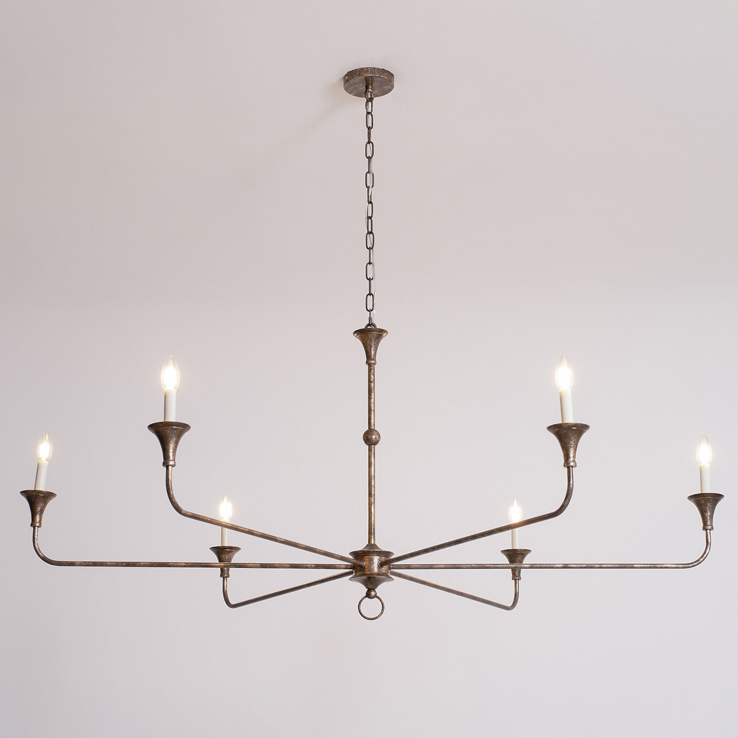 Elara-ljuskrona för stearinljus — smal profil, höga ljusarmar, design utan lampskärmar