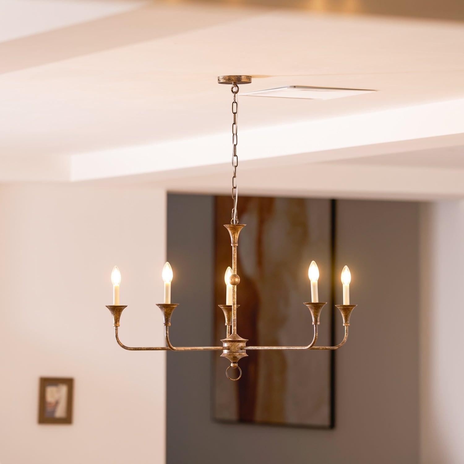 Elara-ljuskrona för stearinljus — smal profil, höga ljusarmar, design utan lampskärmar