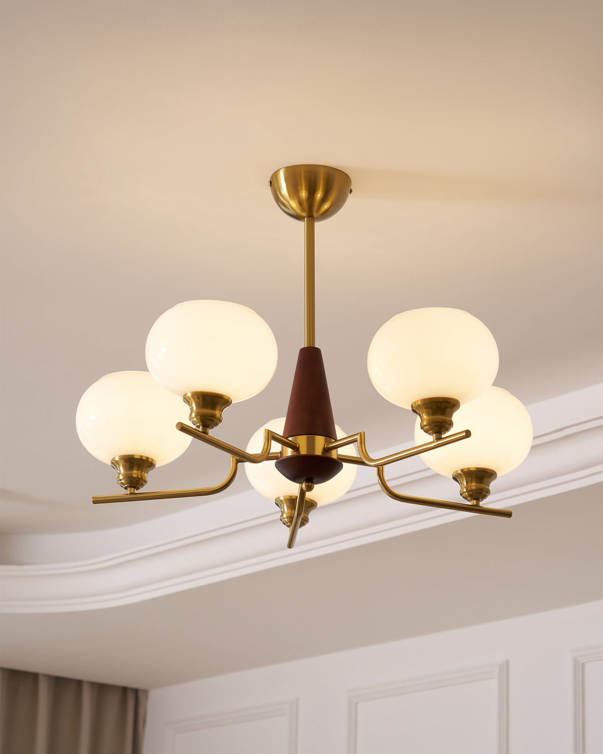 Candeeiro de teto Lustra de 3 luzes — globos de vidro fosco, detalhes em nogueira, 60cm de diâmetro
