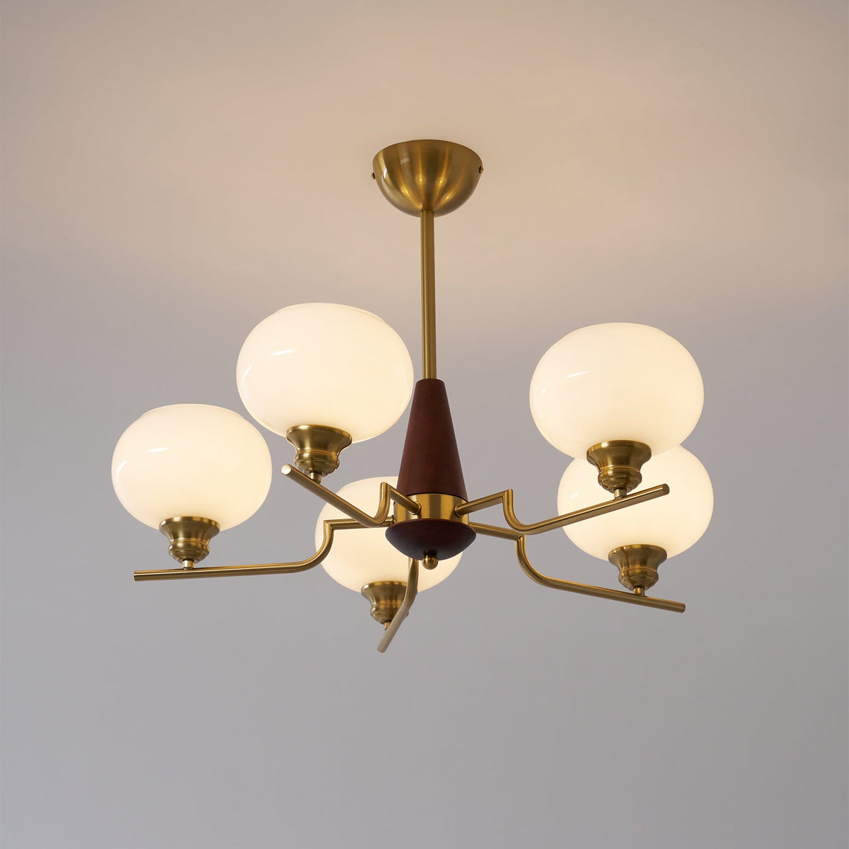 Candeeiro de teto Lustra de 3 luzes — globos de vidro fosco, detalhes em nogueira, 60cm de diâmetro