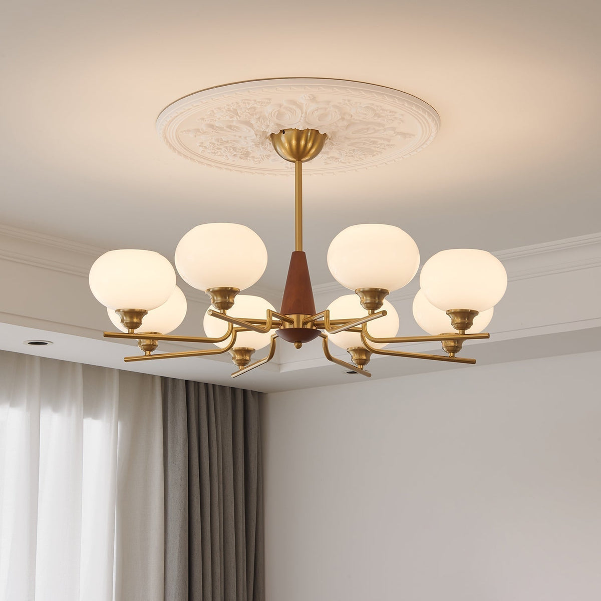 Candeeiro de teto Lustra de 3 luzes — globos de vidro fosco, detalhes em nogueira, 60cm de diâmetro