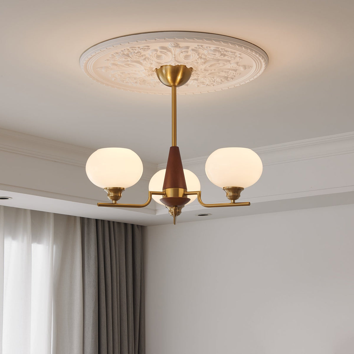 Candeeiro de teto Lustra de 3 luzes — globos de vidro fosco, detalhes em nogueira, 60cm de diâmetro