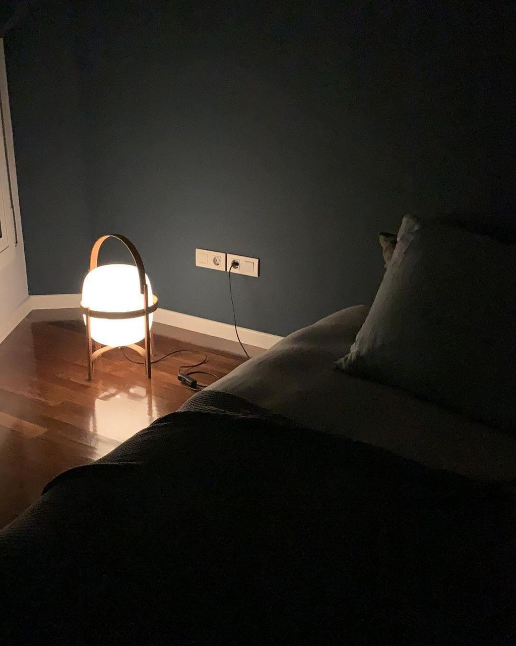 Przenośna szklana lampa stołowa — tradycyjny kształt latarni