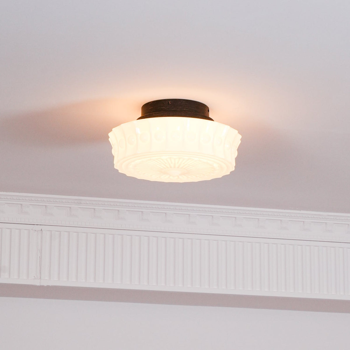 Szklana lampa sufitowa Elena — nowoczesny styl wiejskiego domu