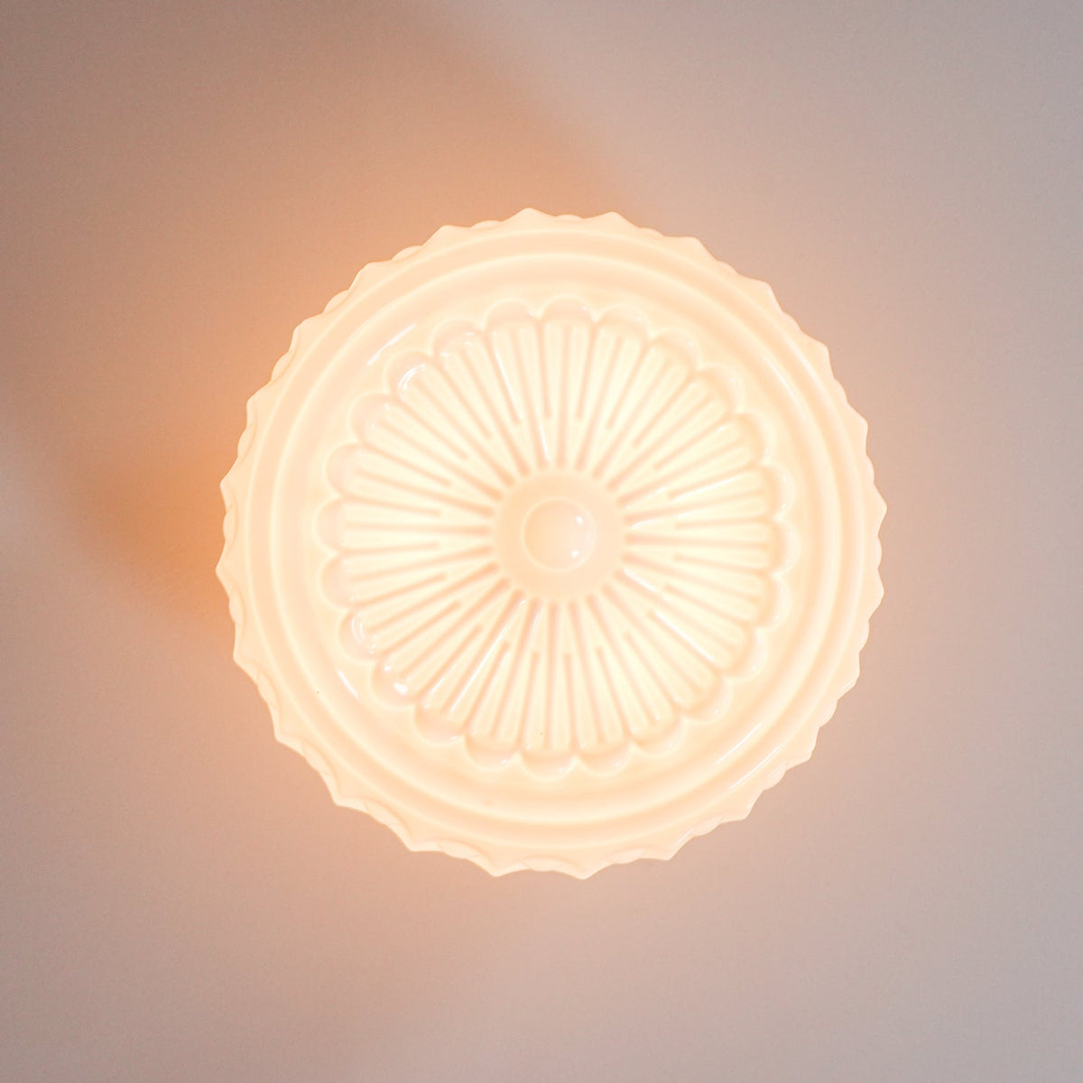Szklana lampa sufitowa Elena — nowoczesny styl wiejskiego domu