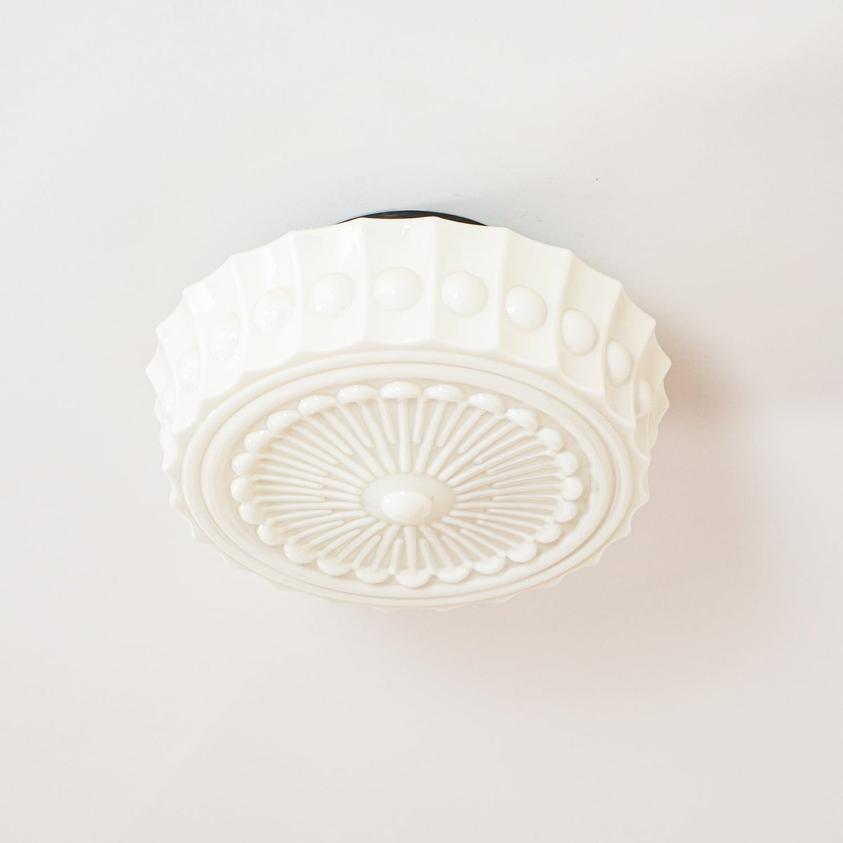 Szklana lampa sufitowa Elena — nowoczesny styl wiejskiego domu