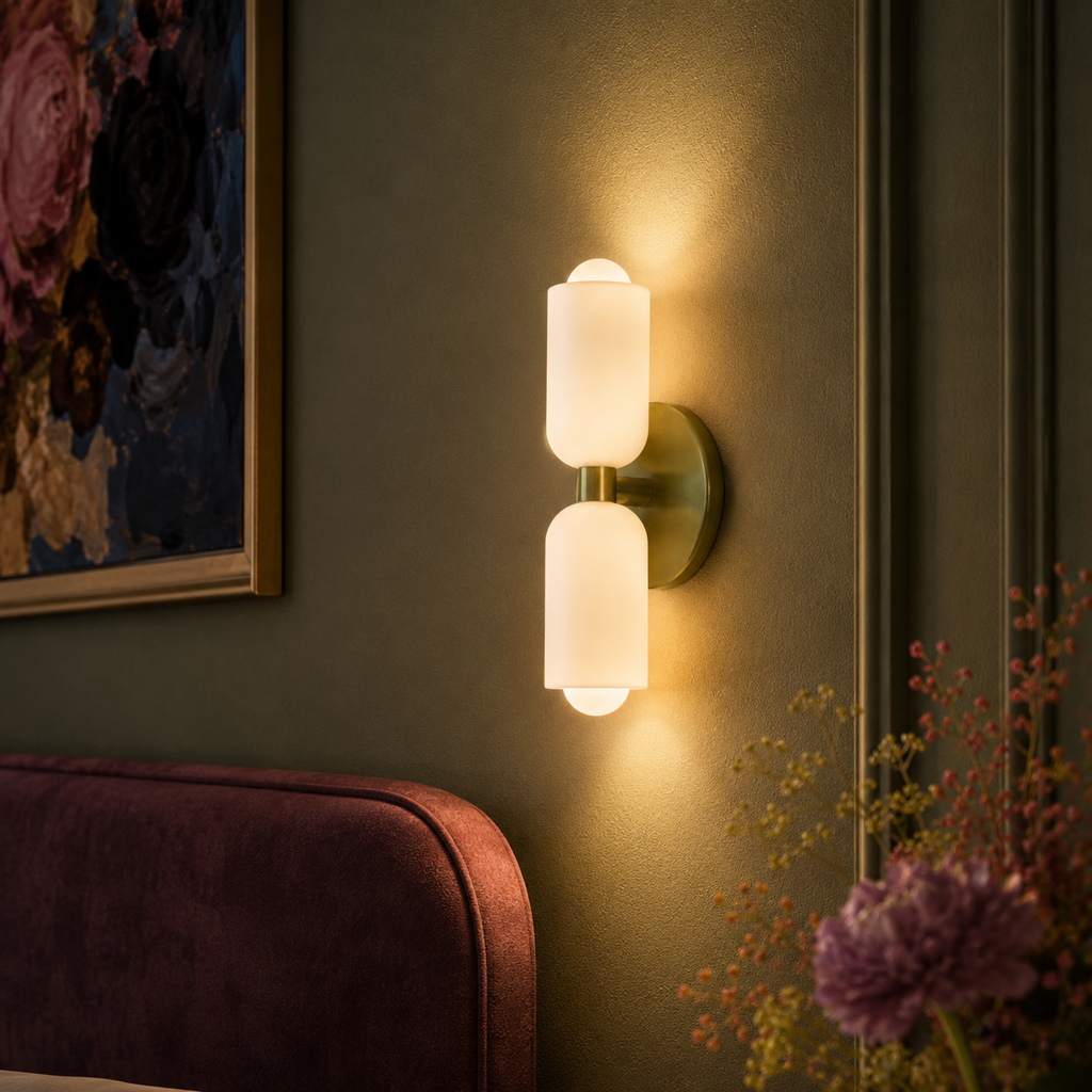 Minimalistische Designer-Wandleuchte - Acryldiffusor, Metallsockel und Gold-Finish