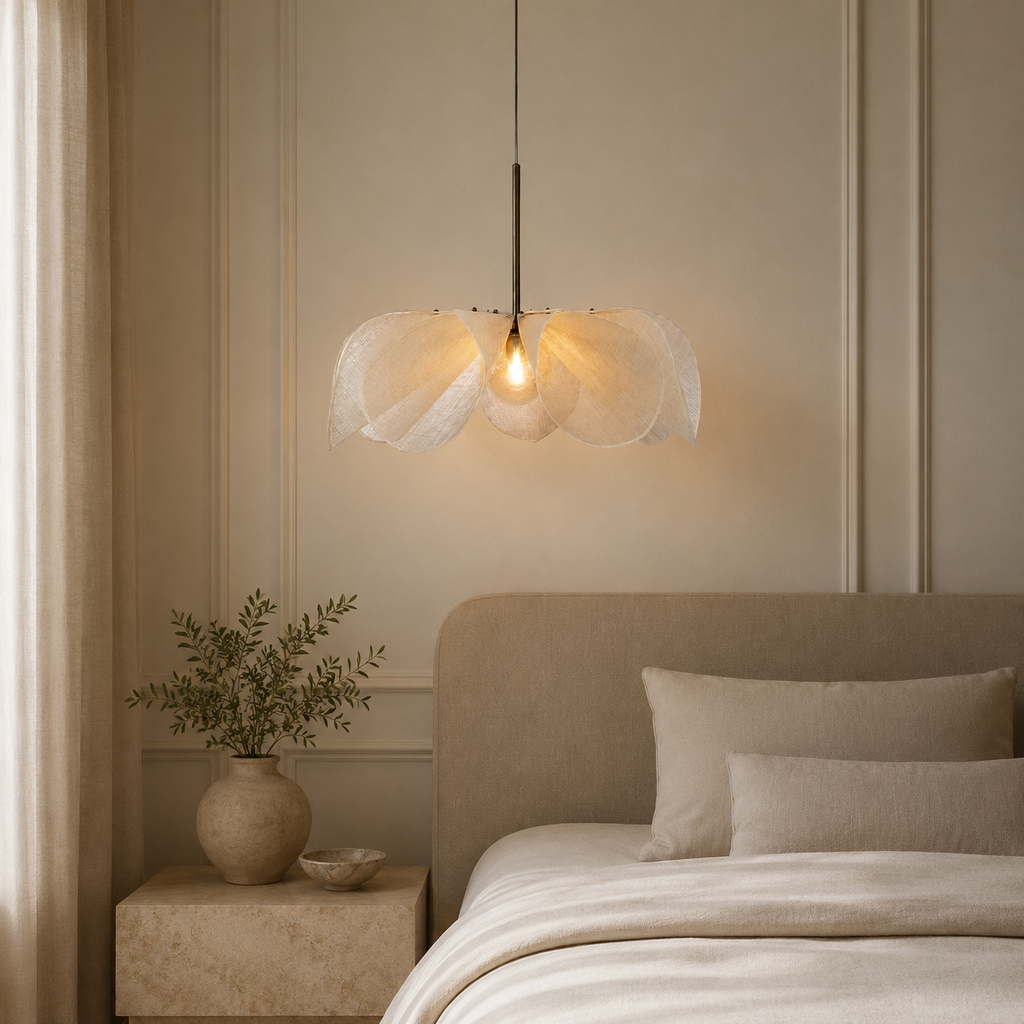 Severské závěsné svítidlo ve tvaru květu - sochařský design z látky