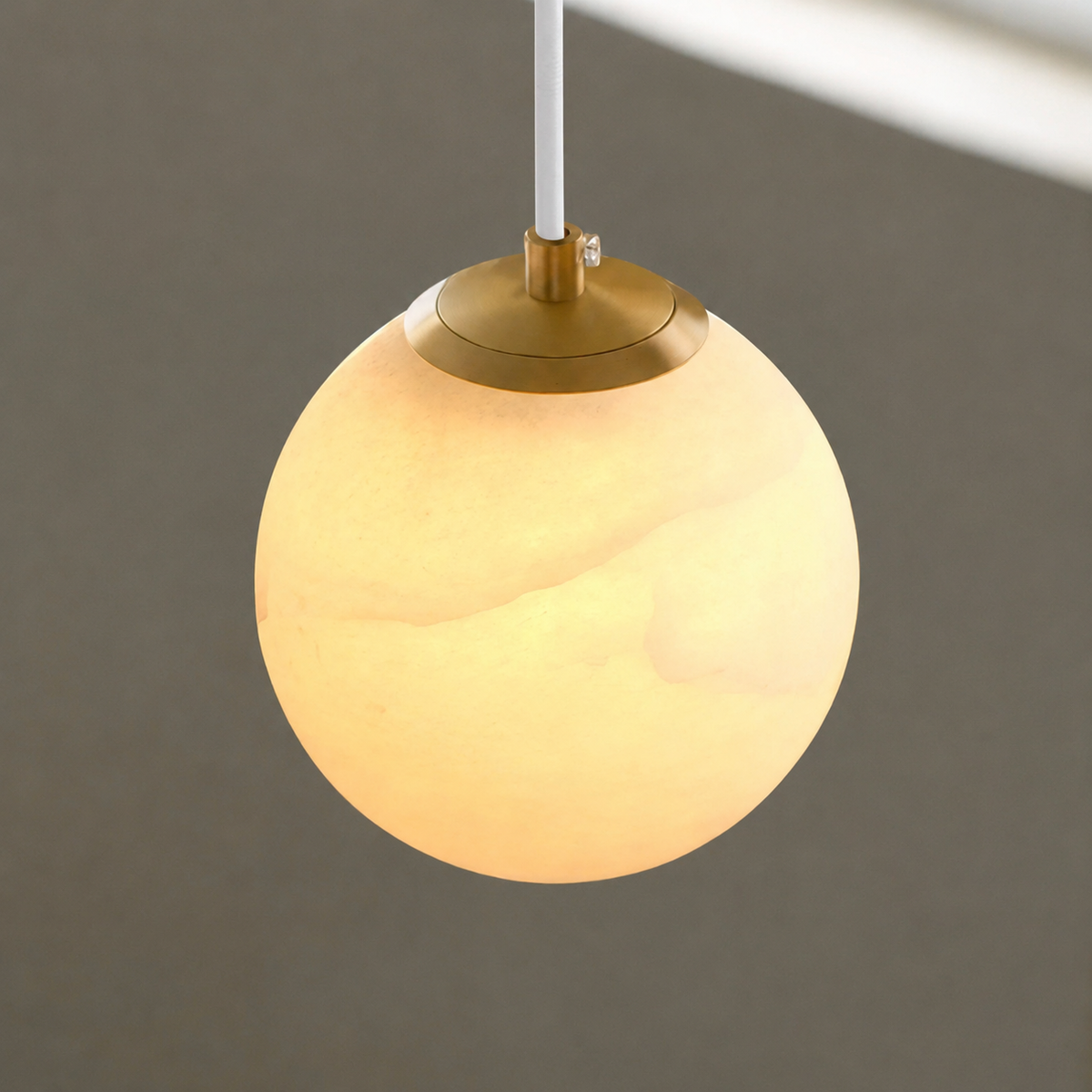 Lampa wisząca z alabastru w stylu Japandi - oświetlenie z kamienia naturalnego