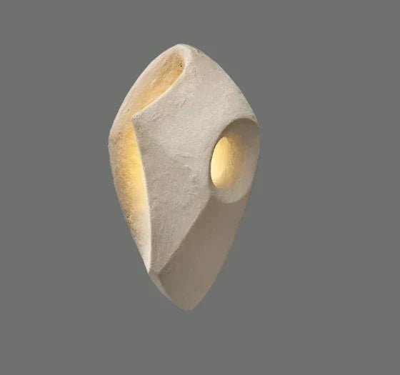 Tavrena Skulpturale Harz-Wandlampe im Art-Deco-Finish