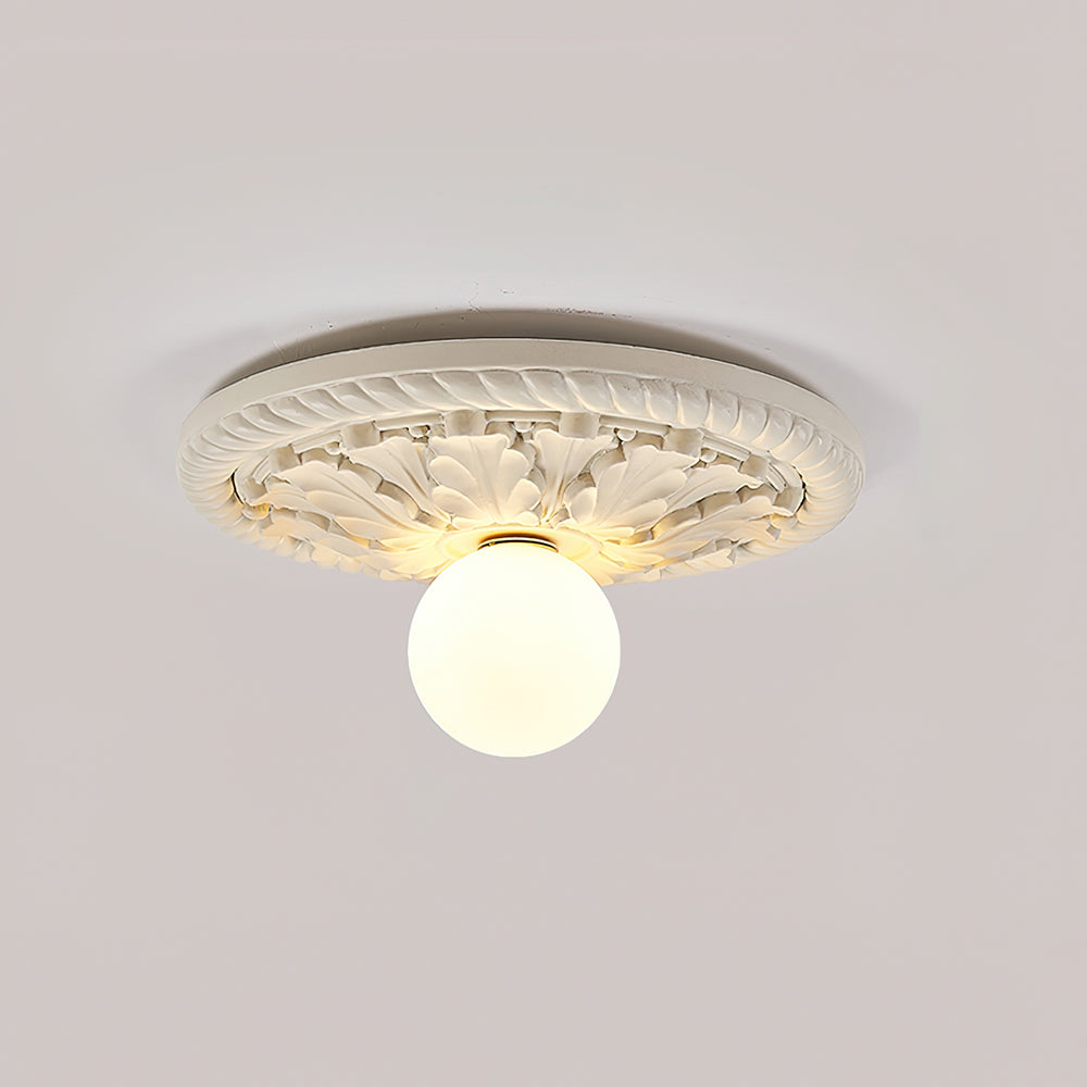 Cyrus taklampe i vintage gårdshusstil — utskåret base i antikkgull, rund kule i opalglass