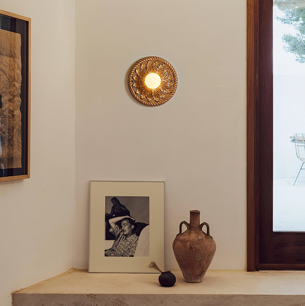 Cyrus taklampe i vintage gårdshusstil — utskåret base i antikkgull, rund kule i opalglass
