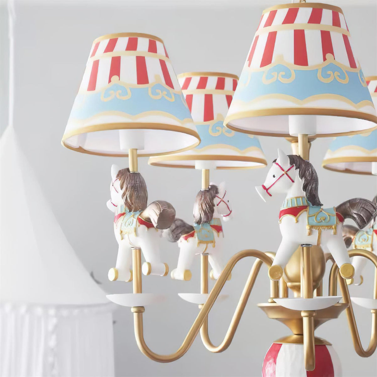 Lustre carrousel Delfio — Disposition à 5 ampoules, diamètre de 67cm, hauteur réglable