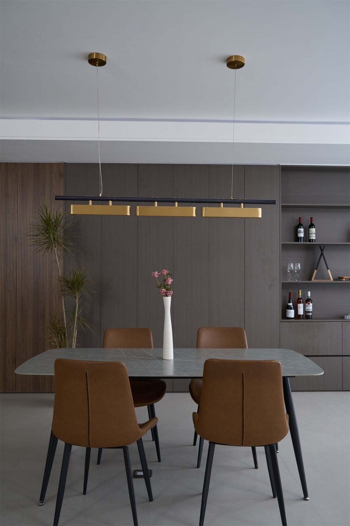 Lampada a sospensione da soffitto Elarain in ottone dalle linee essenziali