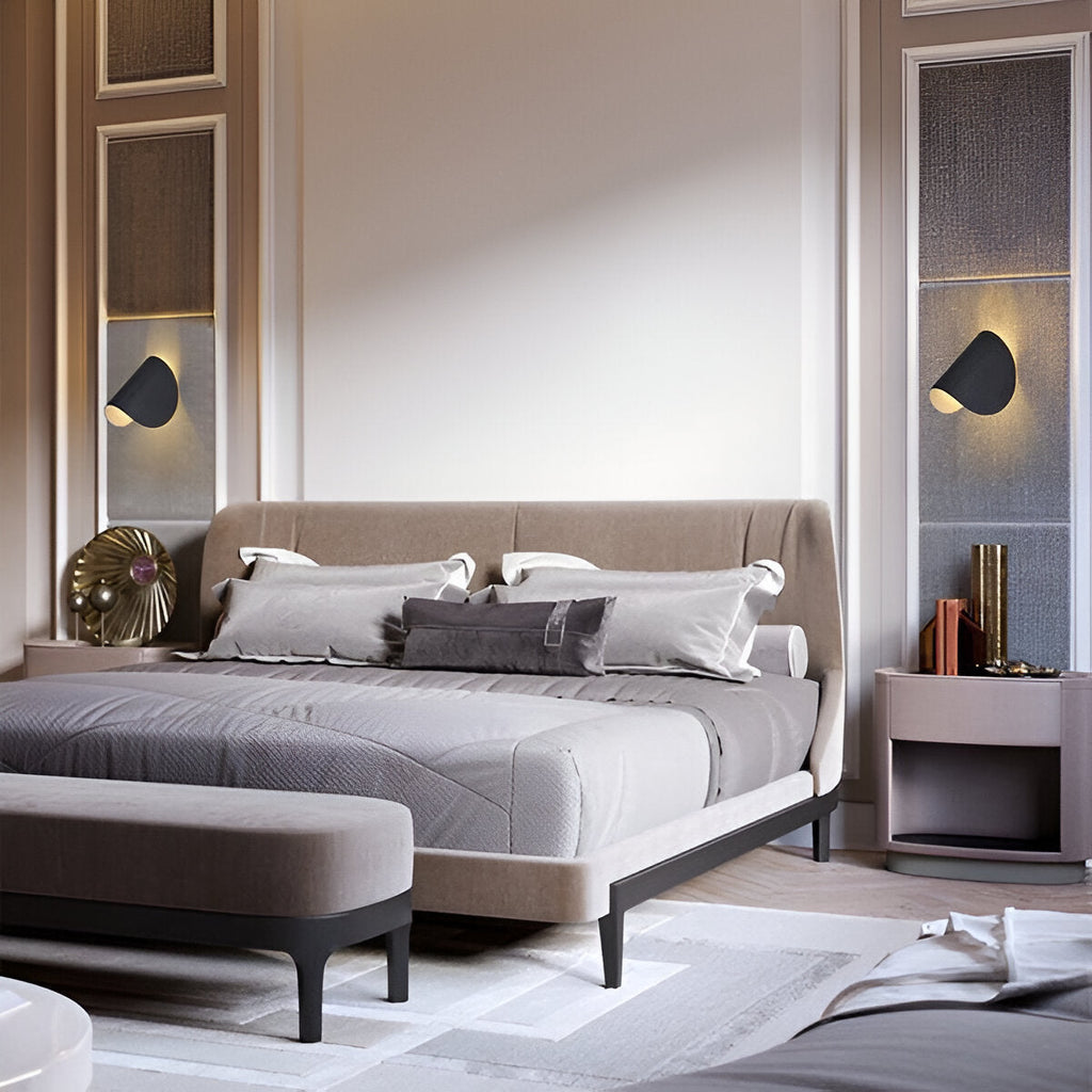 Norelle | Minimalistisk böjd vägglampa i svart metall med dubbla ljusstrålar | Orntli