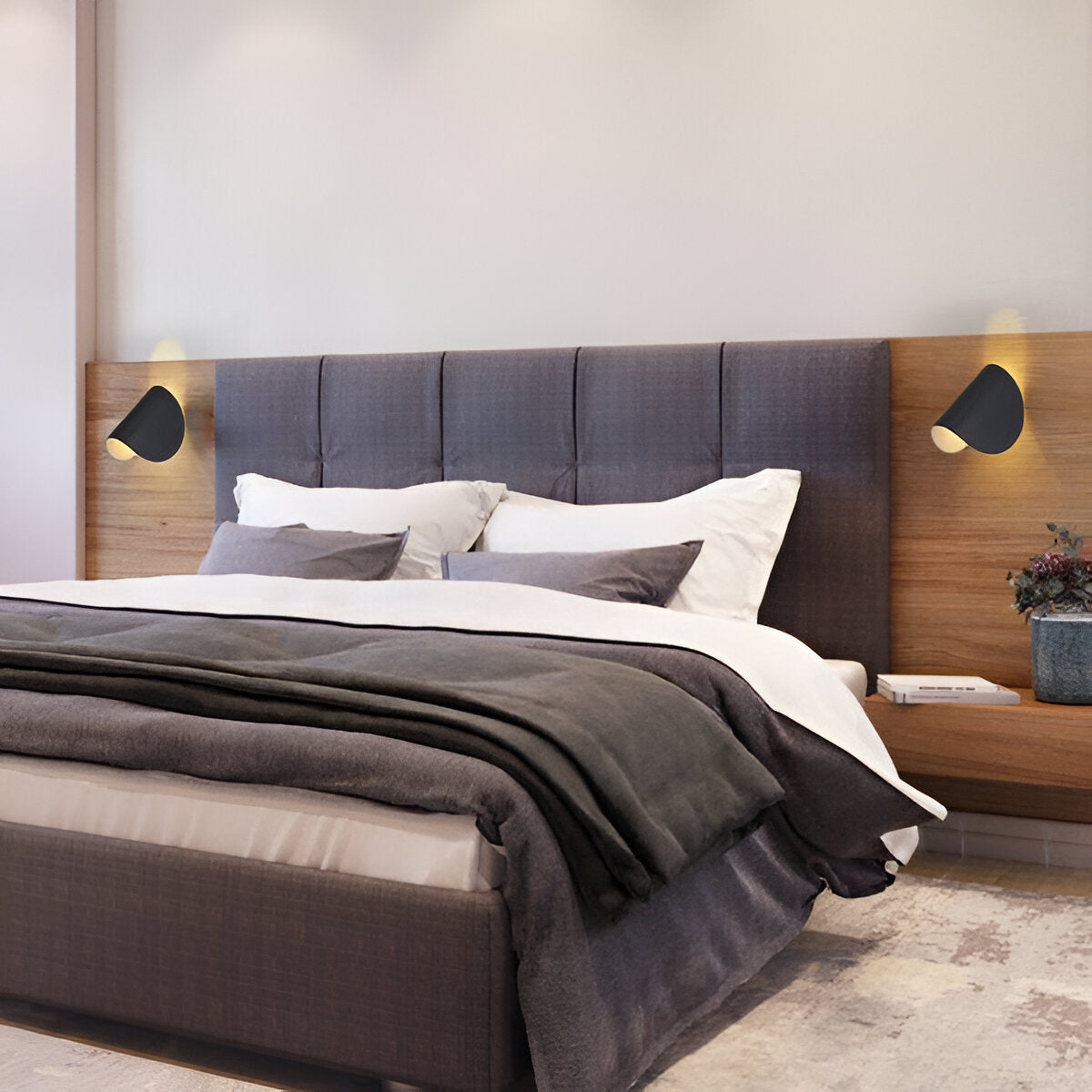 Norelle | Minimalistisk böjd vägglampa i svart metall med dubbla ljusstrålar | Orntli